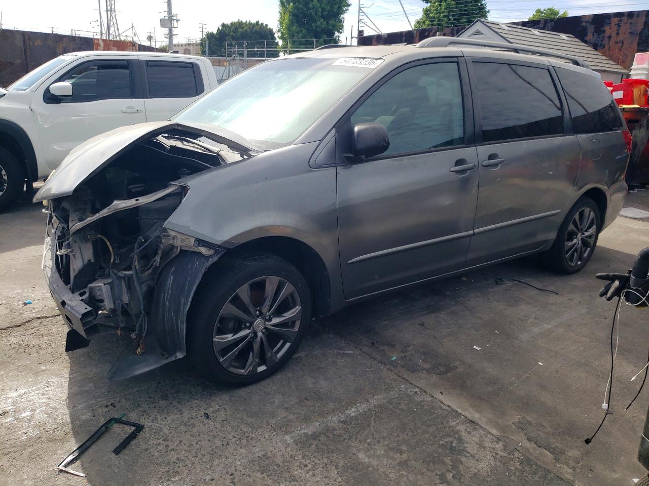 Salvage Toyota Sienna Image