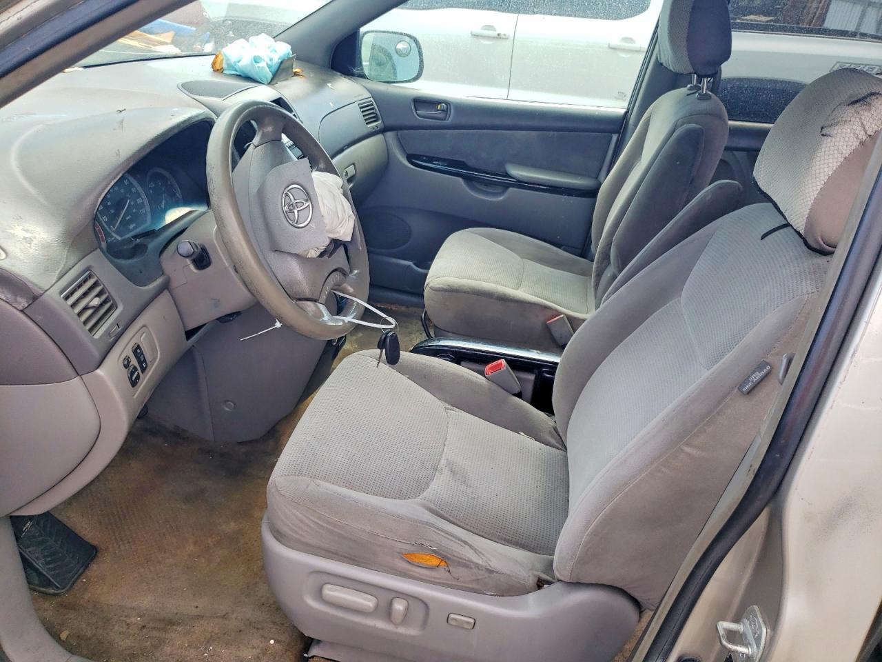 Toyota Sienna Le 8 Passenger