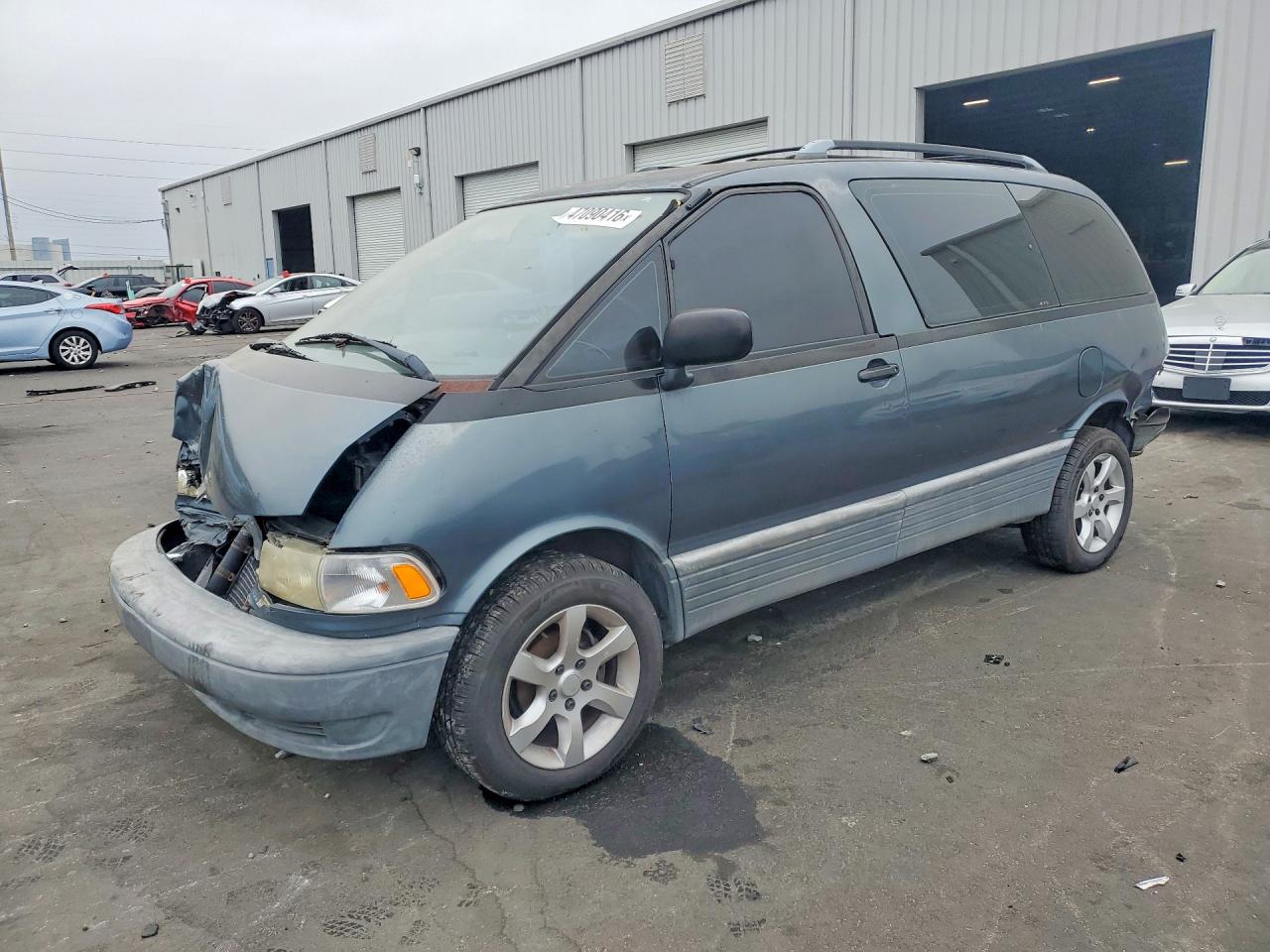 Salvage Toyota Previa Image