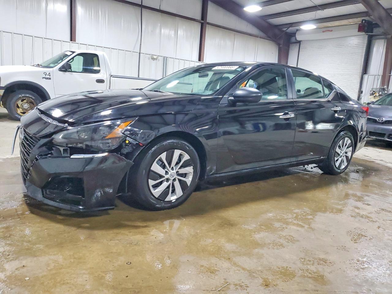 Salvage Nissan Altima Image