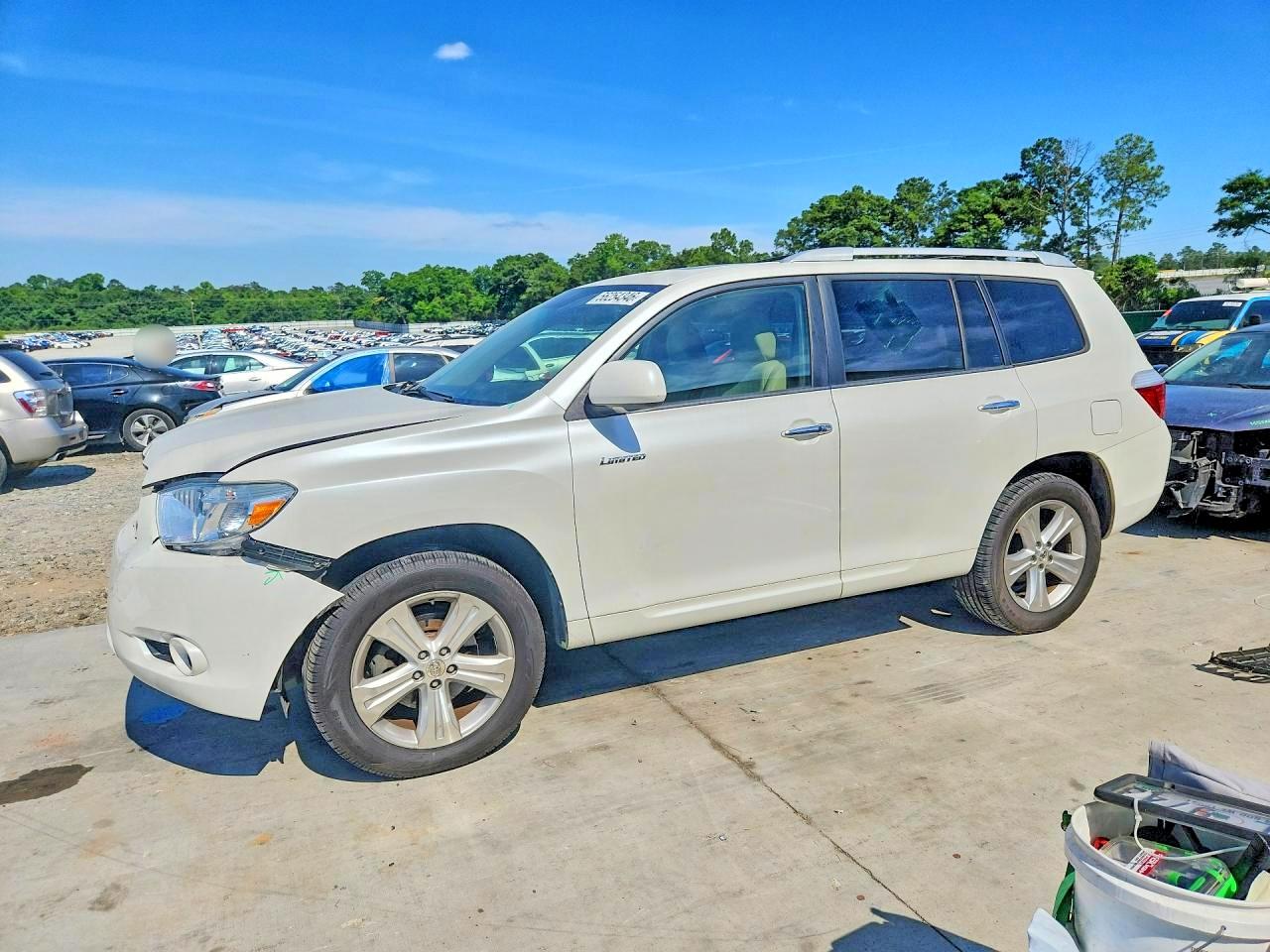 Salvage Toyota Highlander Image