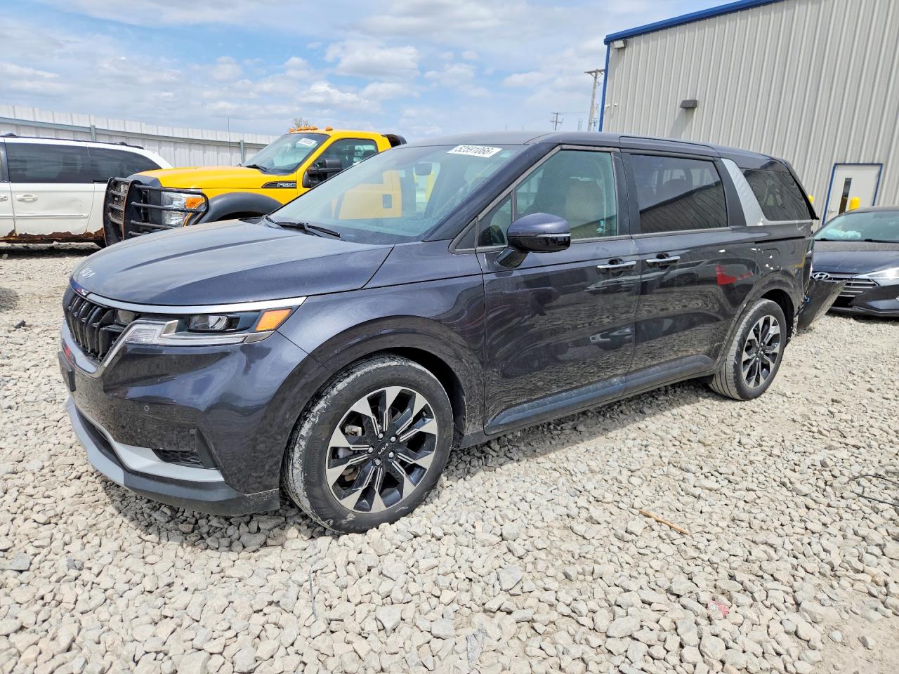 Salvage Kia Carnival Image