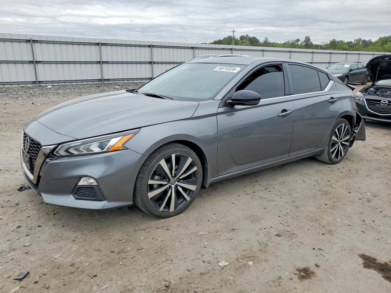 Salvage Nissan Altima Image