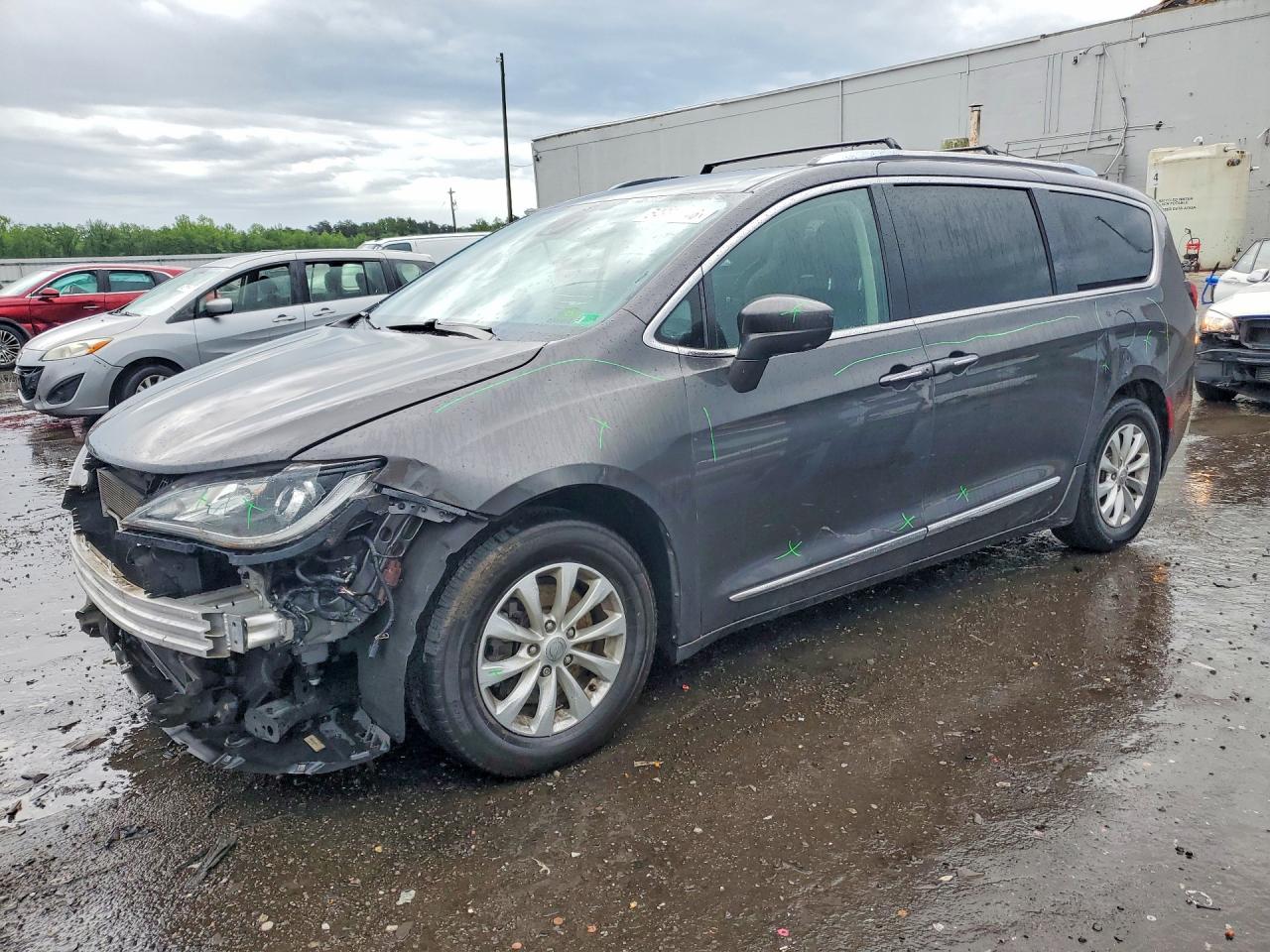Salvage Chrysler Pacifica Image