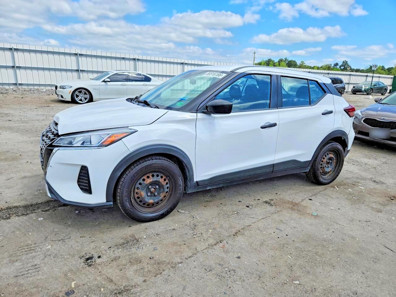 Salvage Nissan Kicks Image