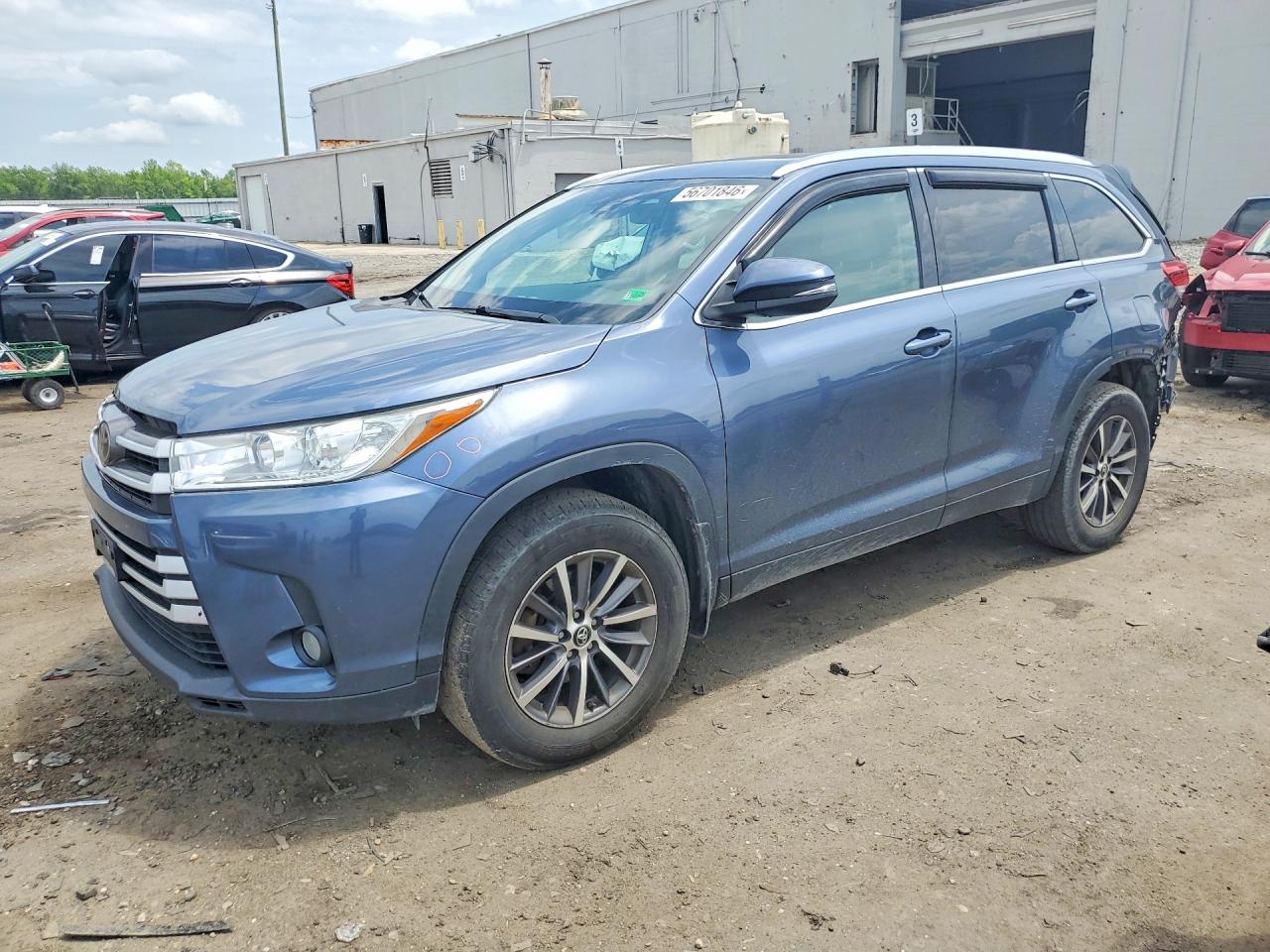 Salvage Toyota Highlander Image