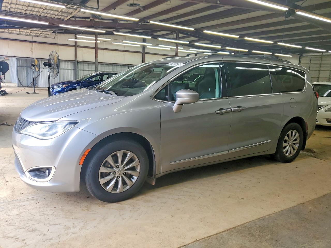 Salvage Chrysler Pacifica Image