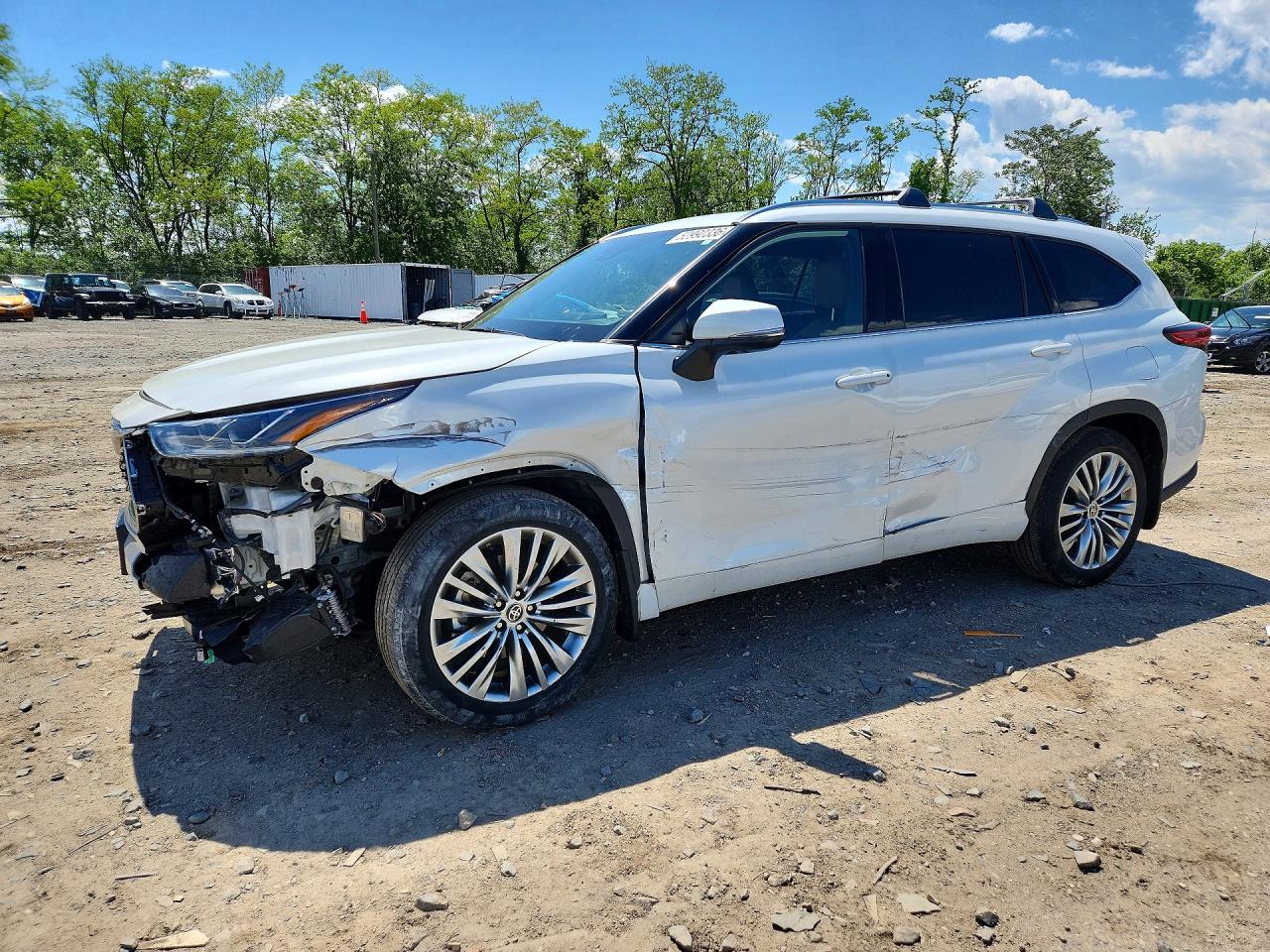 Salvage Toyota Highlander Image