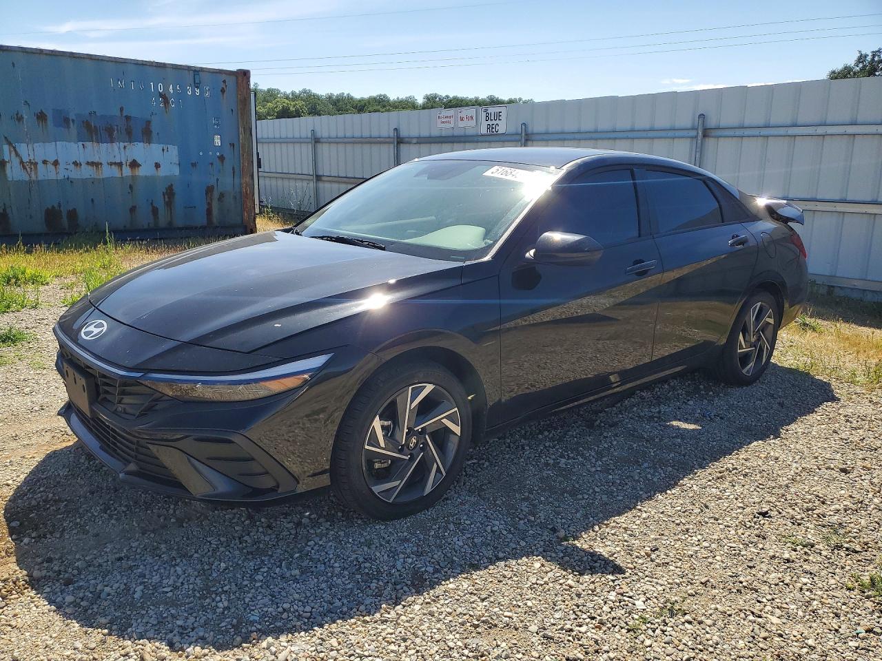 Salvage Hyundai ELANTRA Image