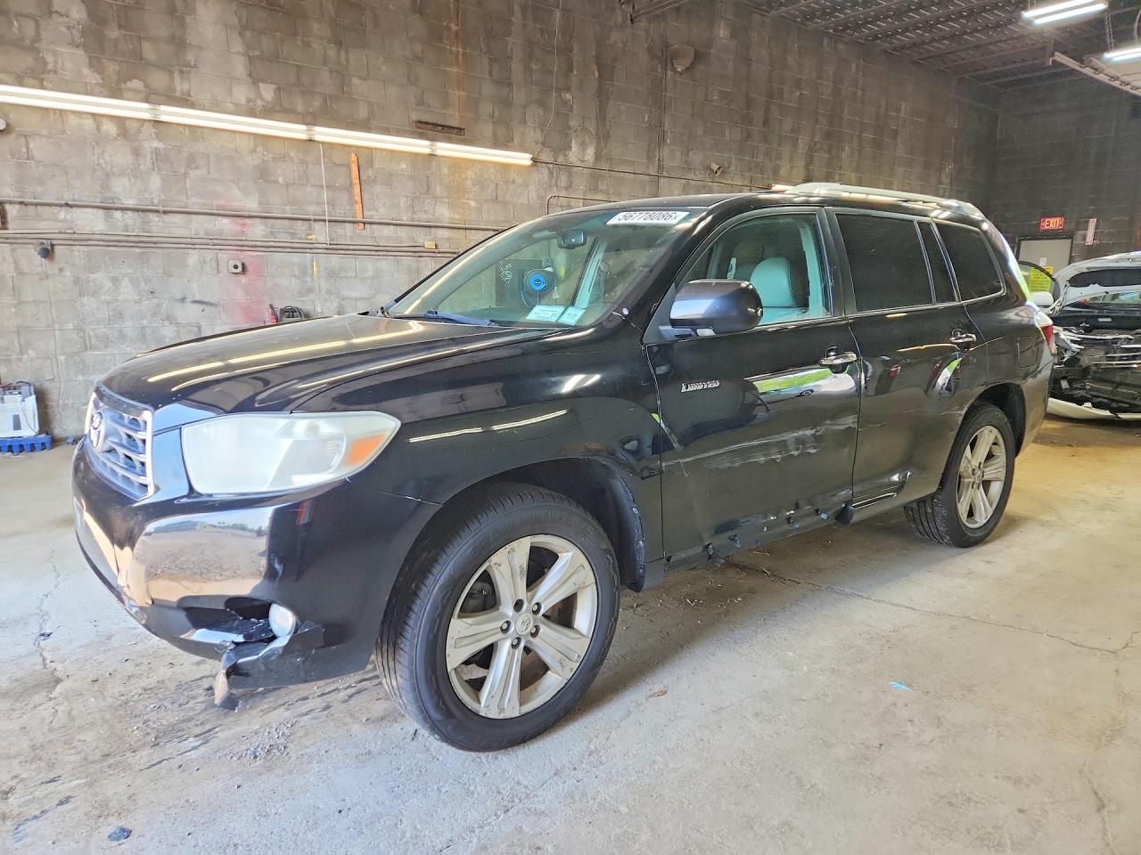 Salvage Toyota Highlander Image
