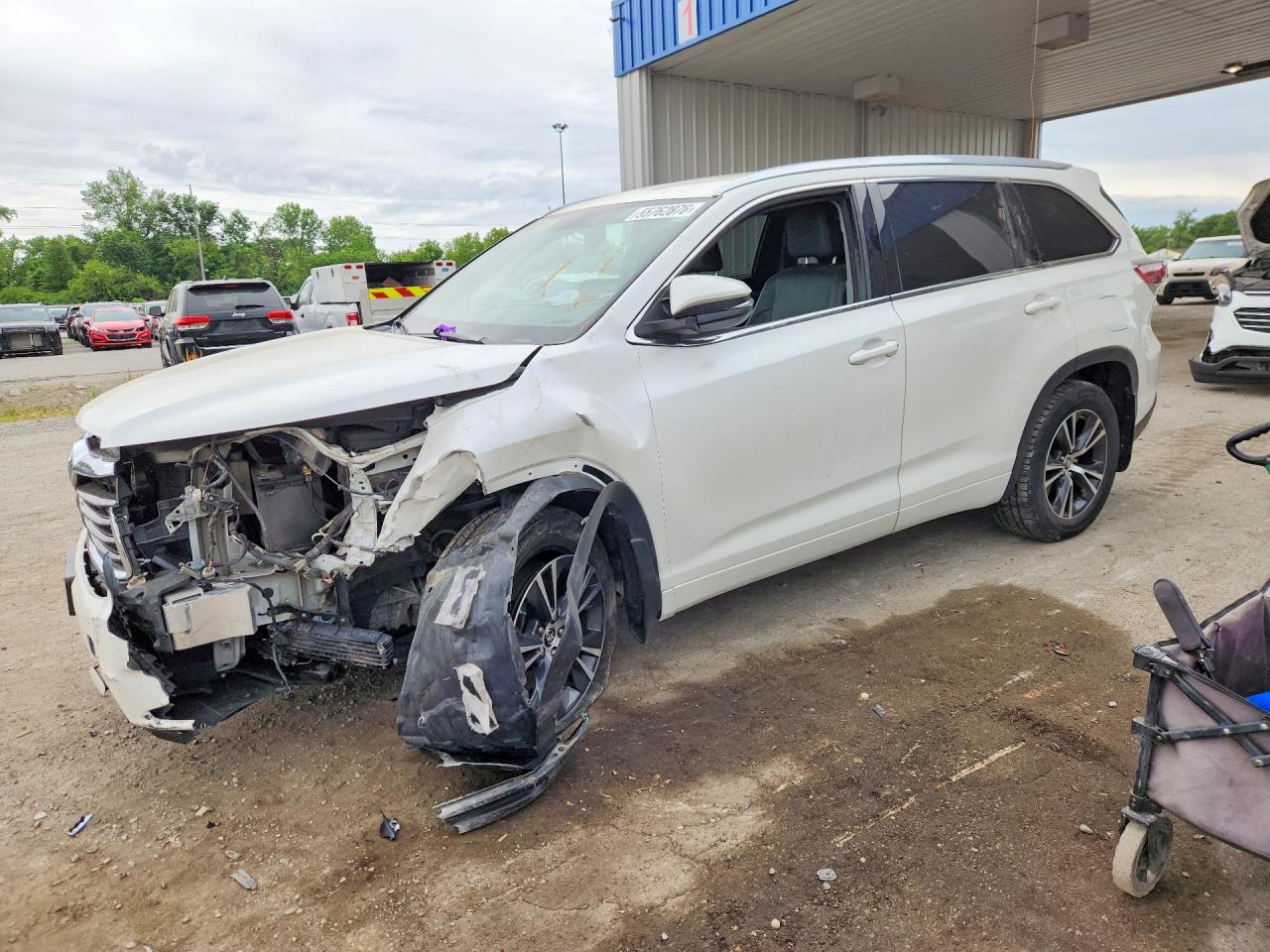 Salvage Toyota Highlander Image