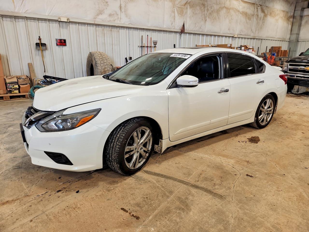 Salvage Nissan Altima Image