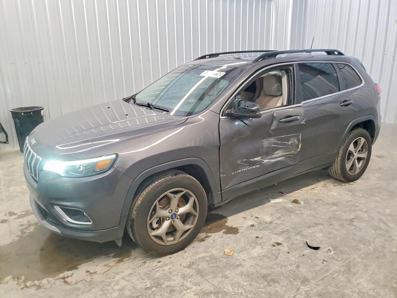 Salvage Jeep Cherokee Image