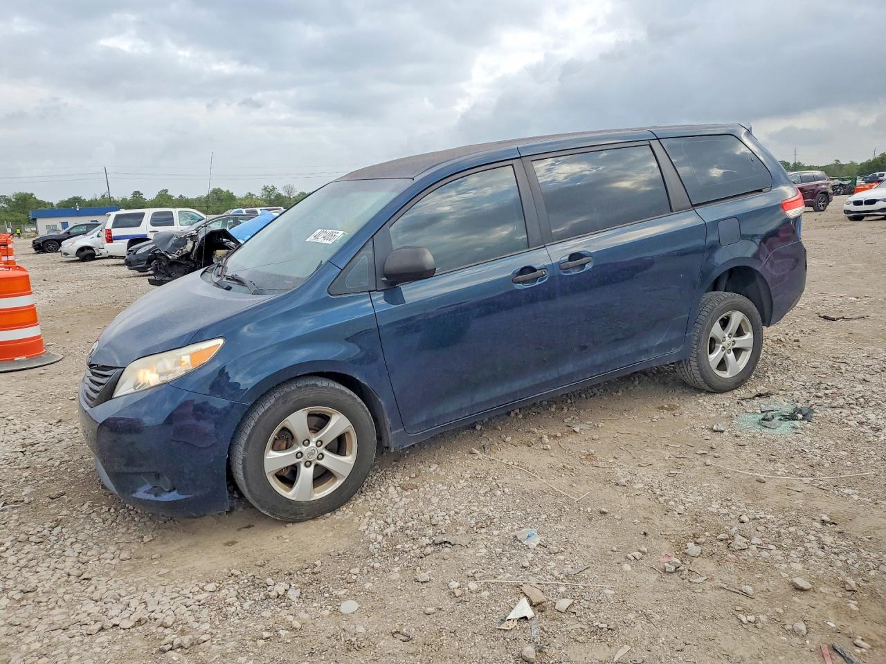 Salvage Toyota Sienna Image