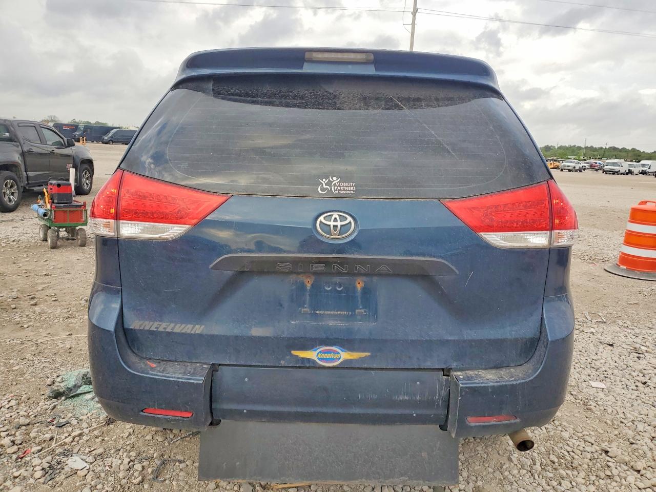 Toyota Sienna Base 7-passenger
