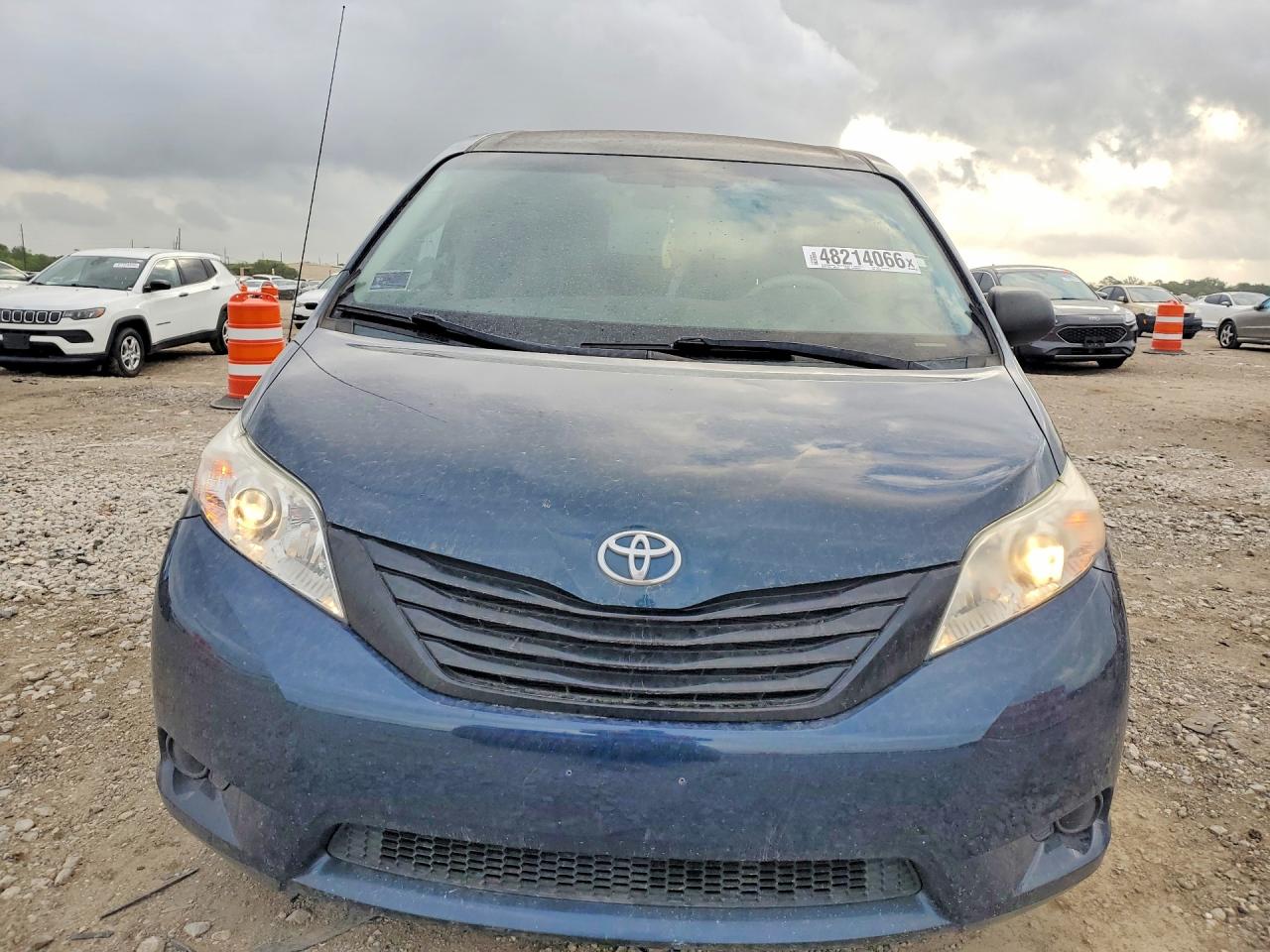 Toyota Sienna Base 7-passenger