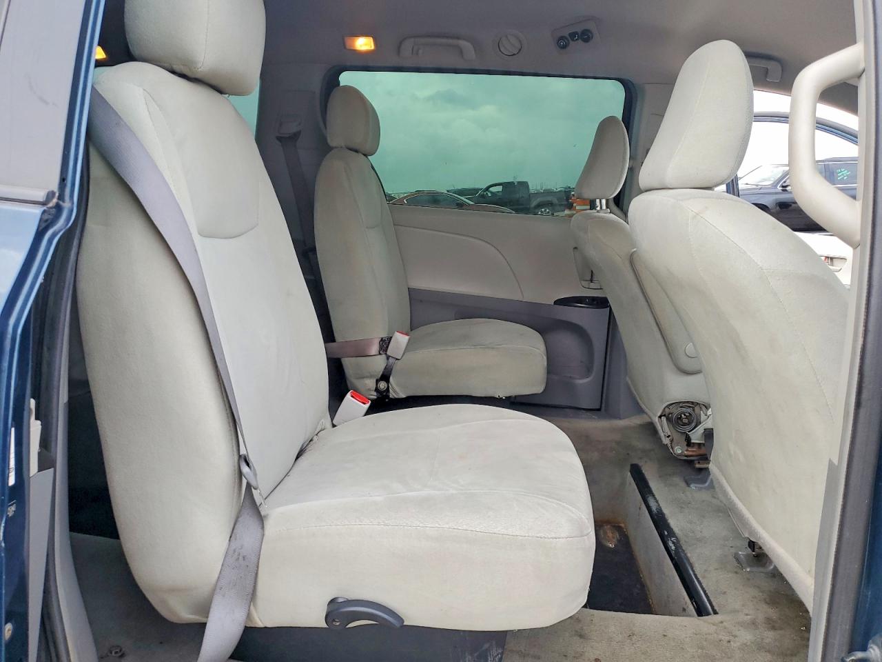 Toyota Sienna Base 7-passenger