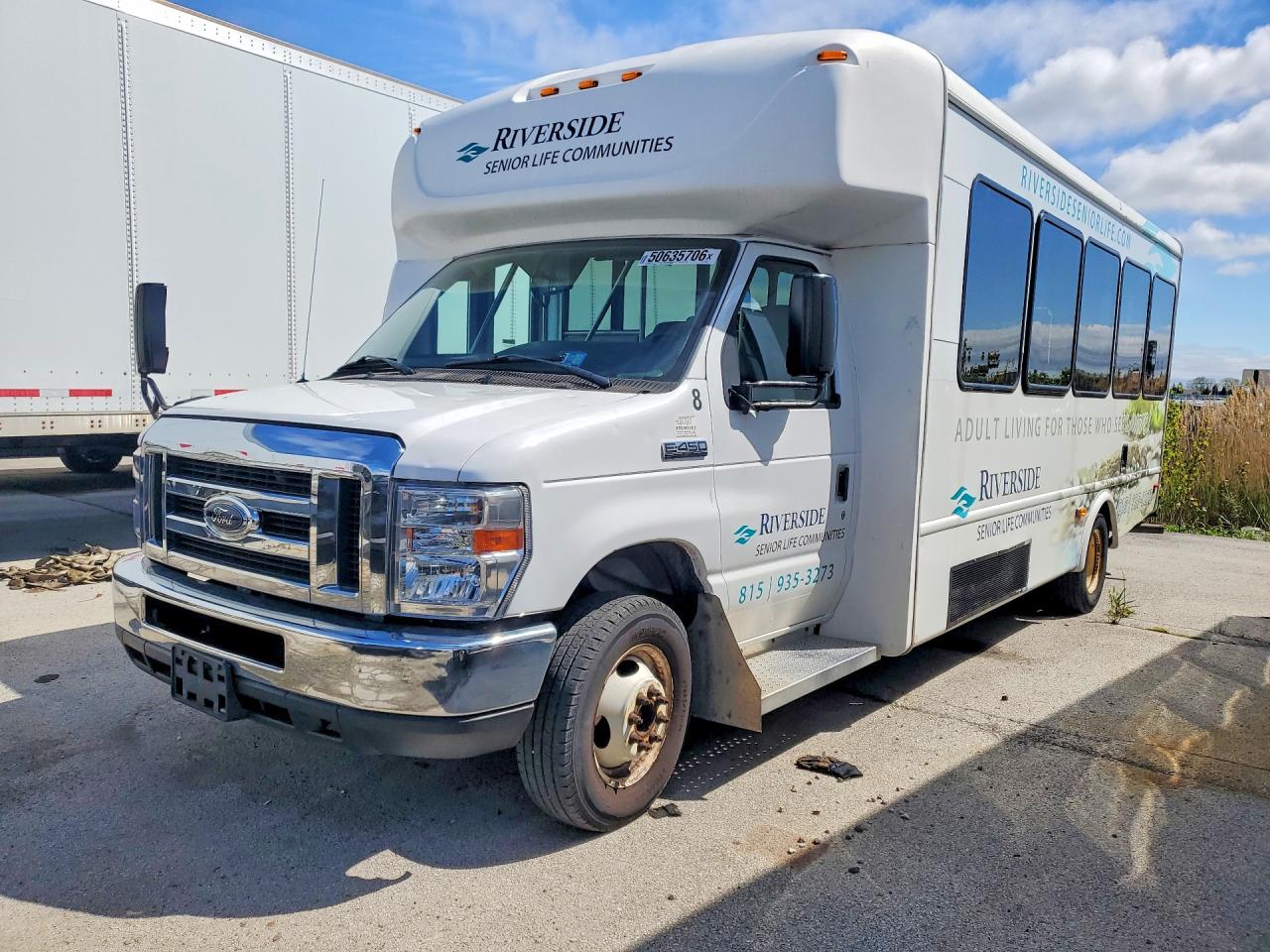 Salvage Ford Econoline E450 Super Image