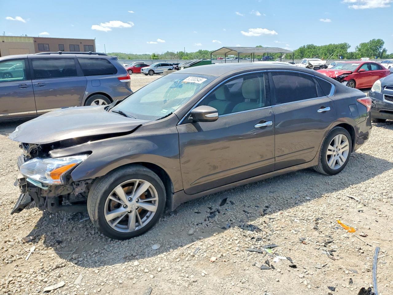Salvage Nissan Altima Image