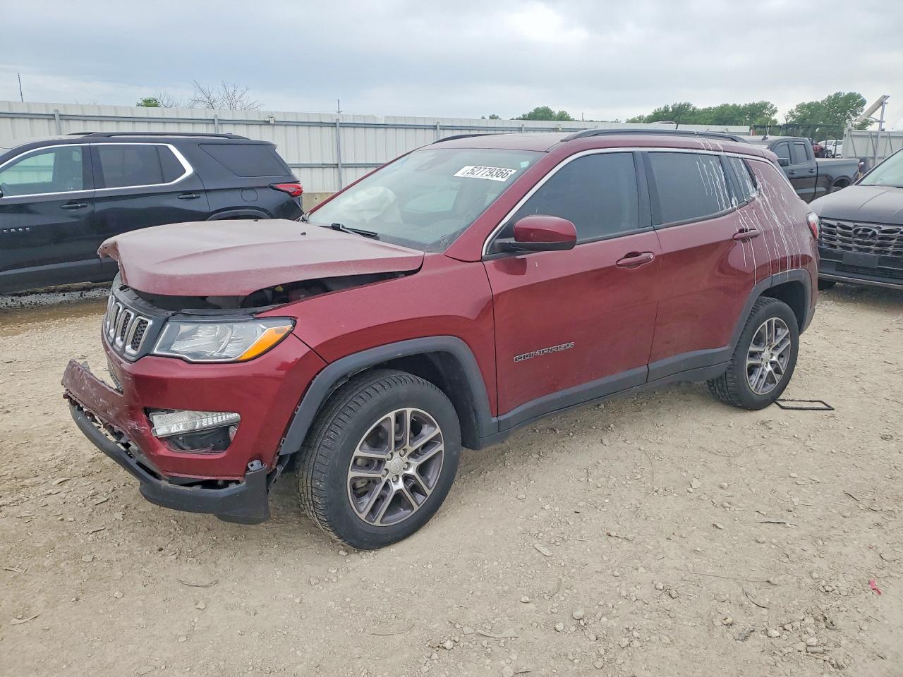 Salvage Jeep Compass Image