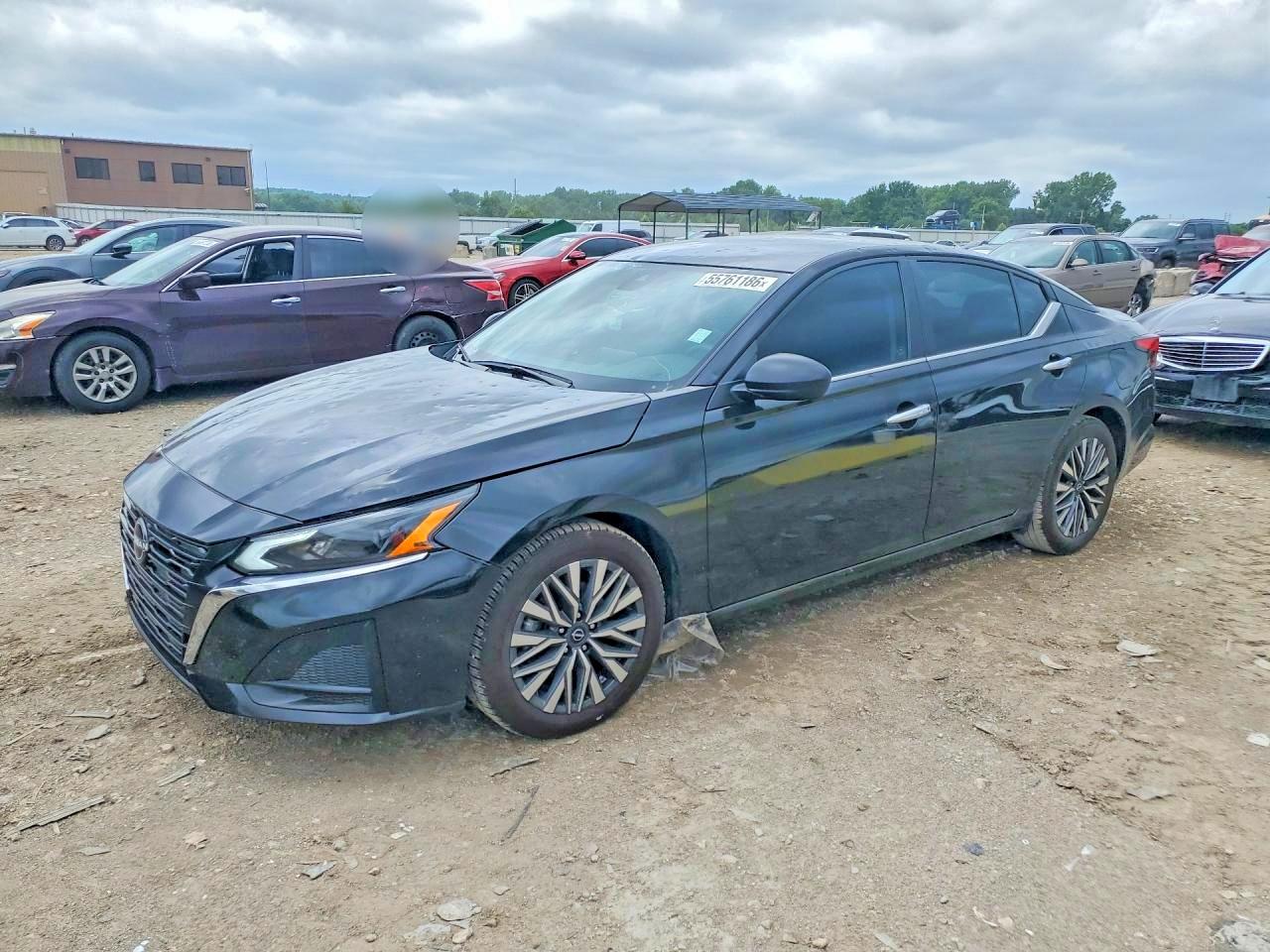 Salvage Nissan Altima Image