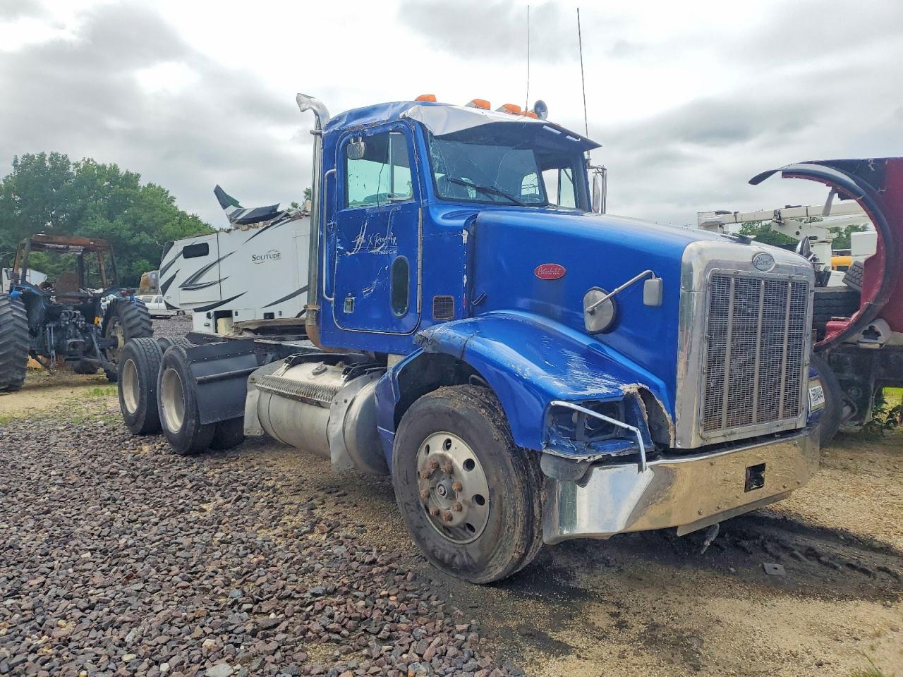 Salvage Peterbilt 385 Image