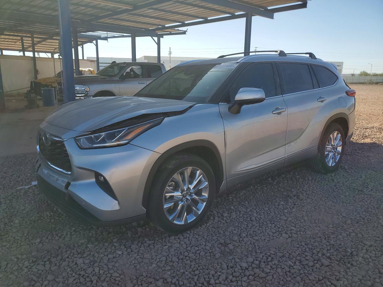 Salvage Toyota Highlander Image