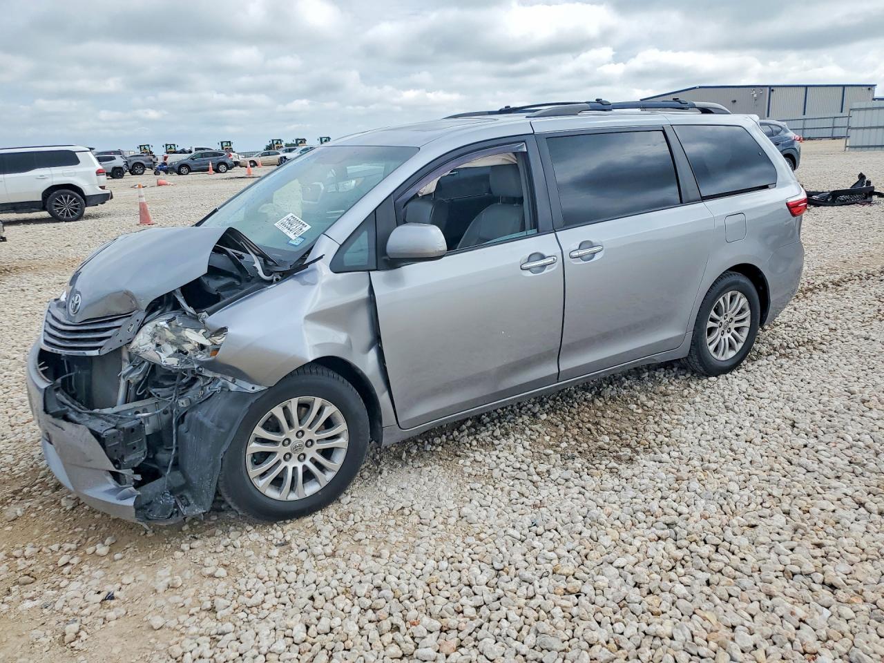 Salvage Toyota Sienna Image