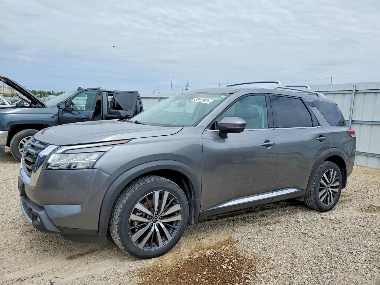 Salvage Nissan Pathfinder Image
