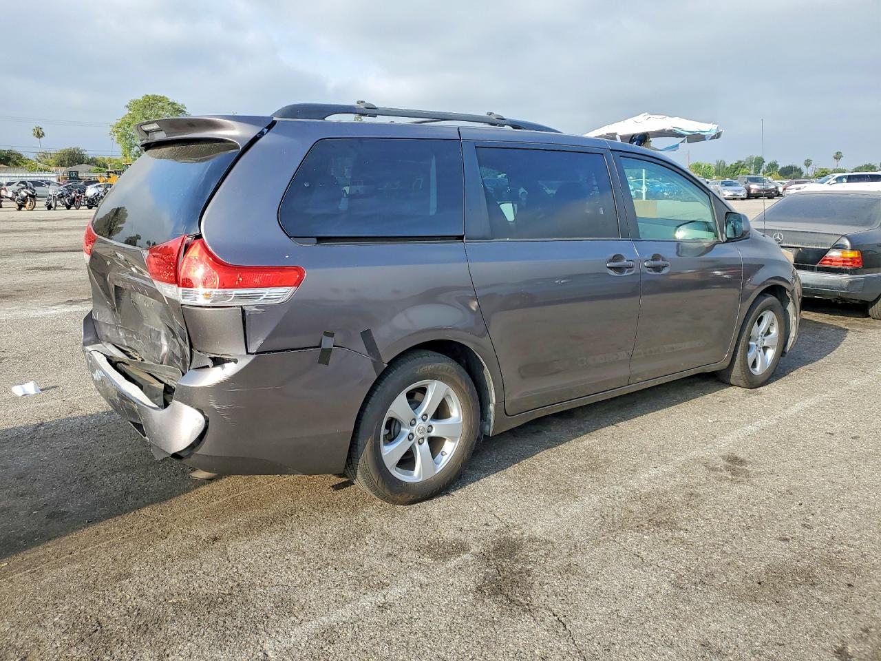 Toyota Sienna Le