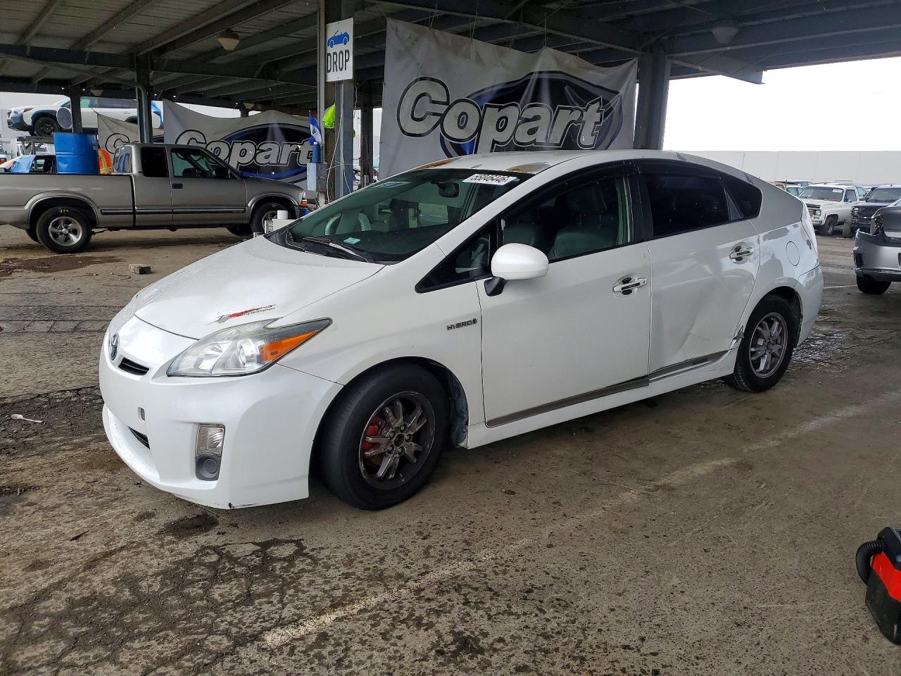 Salvage Toyota Prius Image