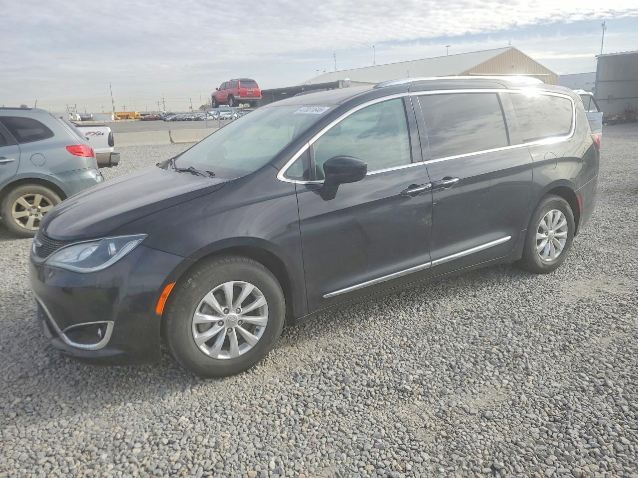 Salvage Chrysler Pacifica Image