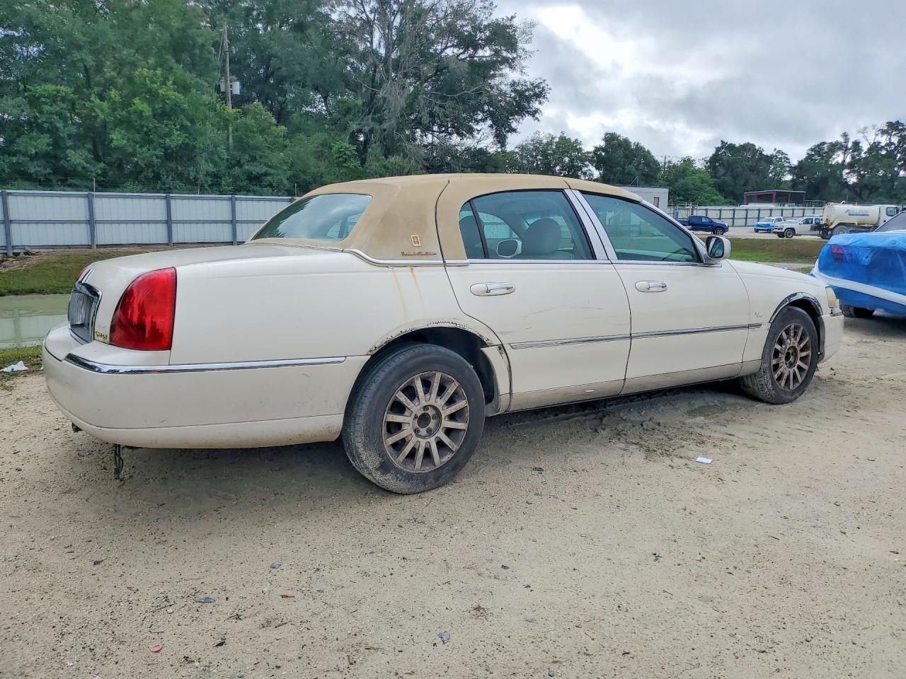 Lincoln Towncar Signature