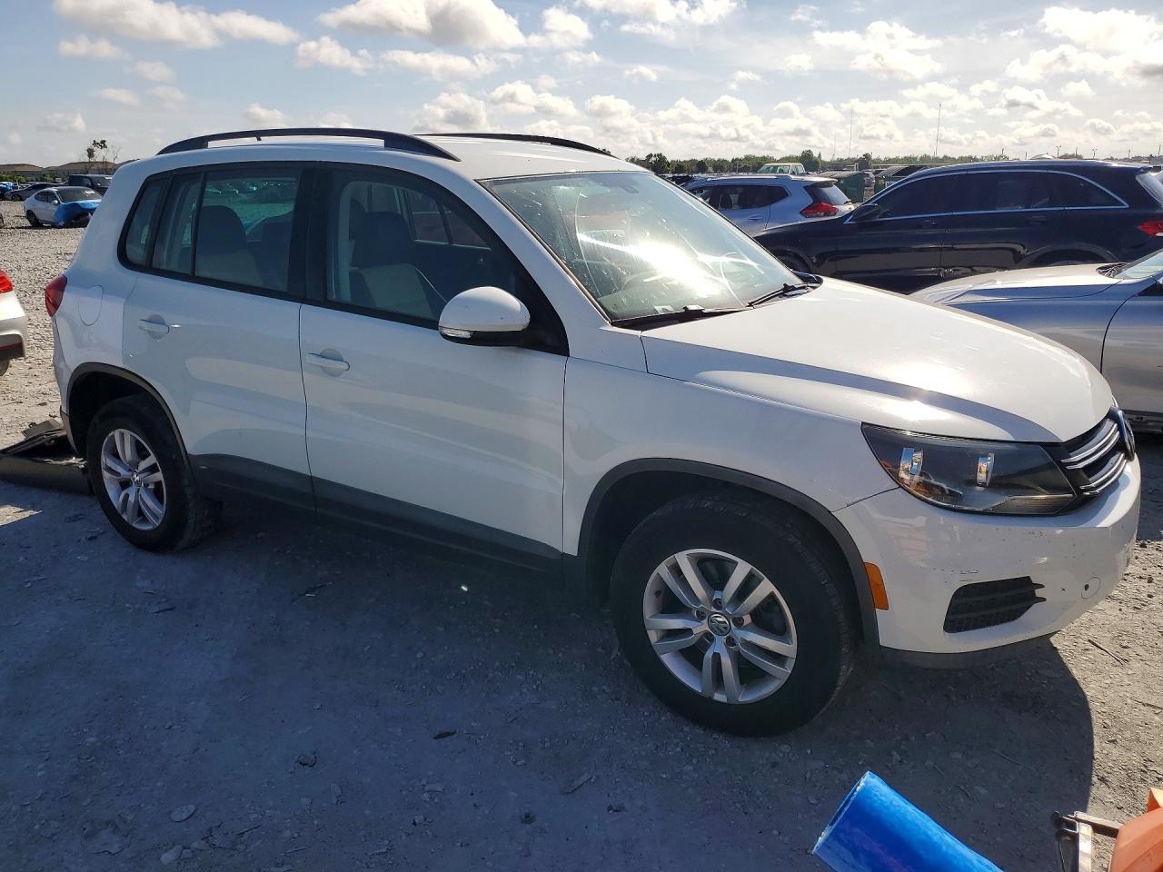 Volkswagen Tiguan S