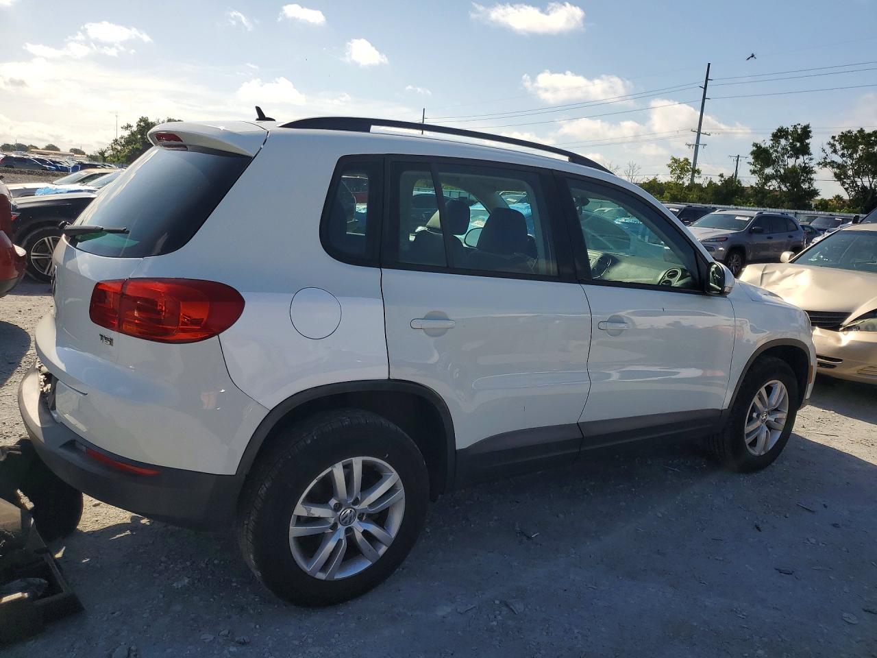 Volkswagen Tiguan S