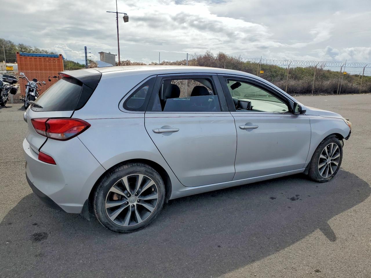 Hyundai ELANTRA Base