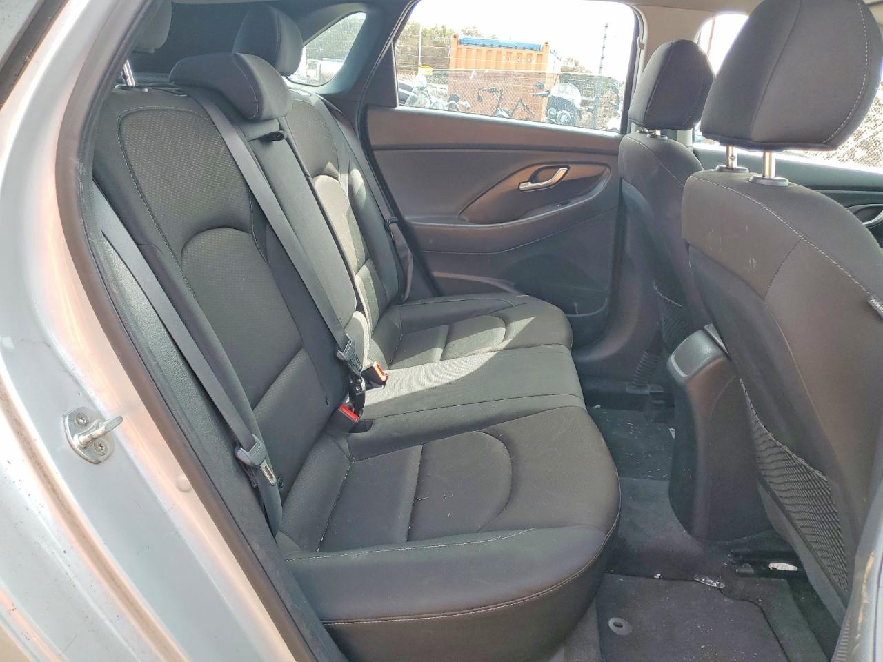 Hyundai ELANTRA Base