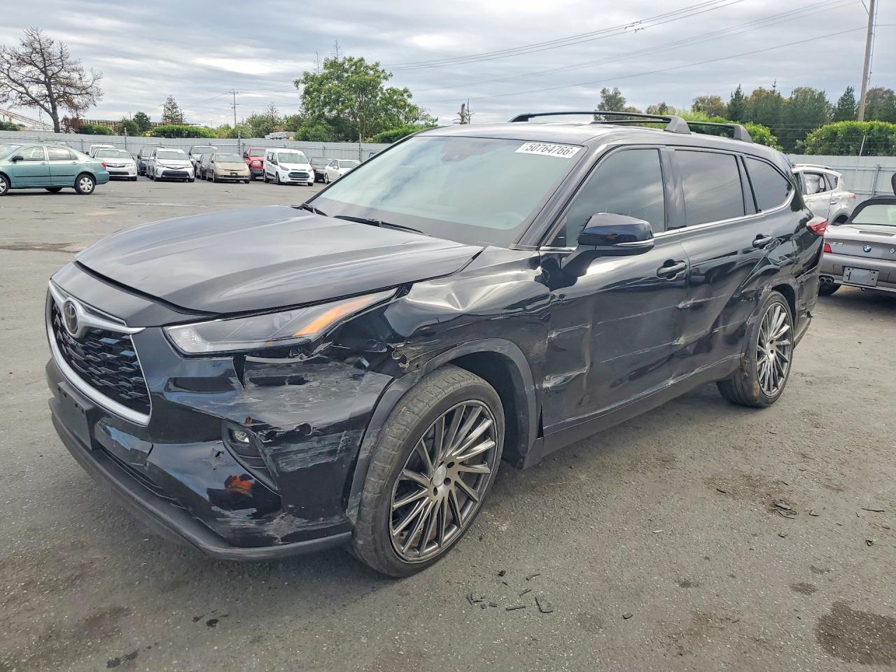 Salvage Toyota Highlander Image