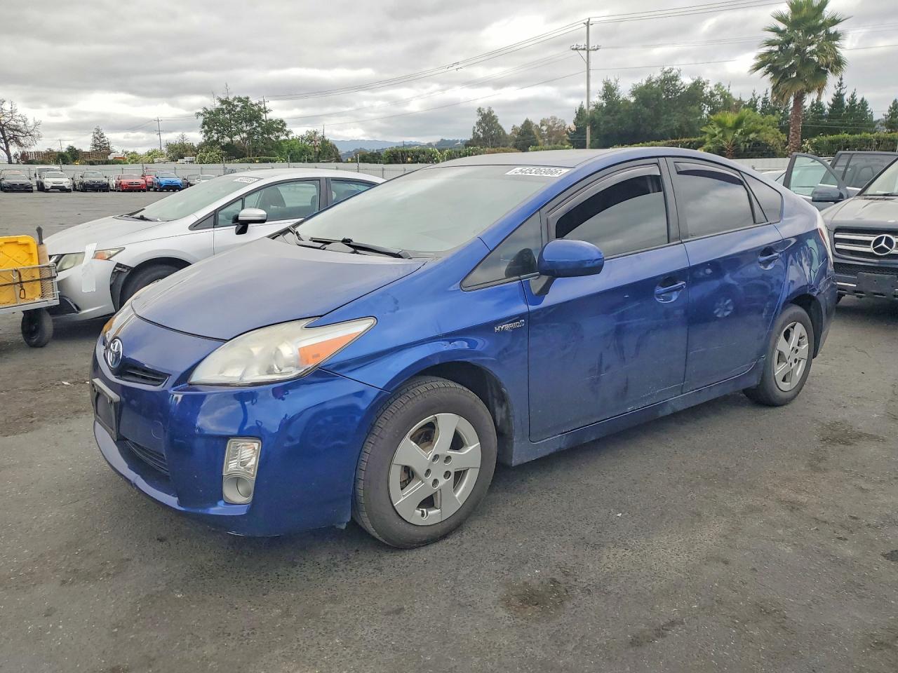 Salvage Toyota Prius Image