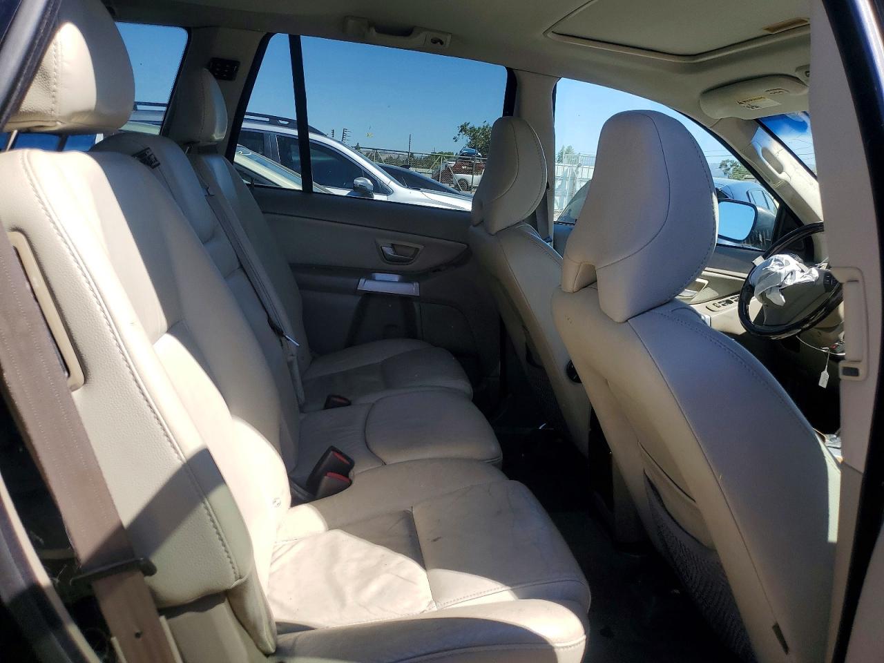 Volvo XC90 V8