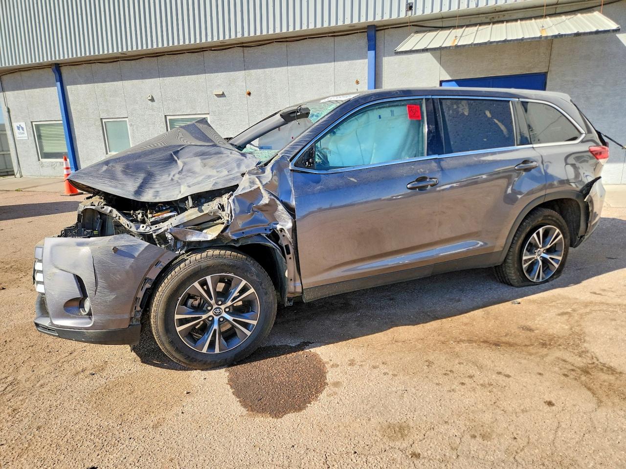 Salvage Toyota Highlander Image