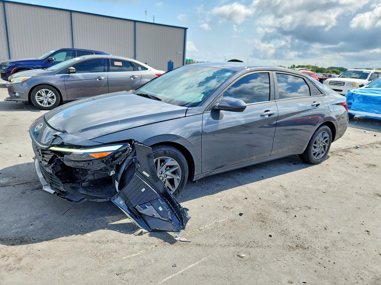 Salvage Hyundai ELANTRA Image