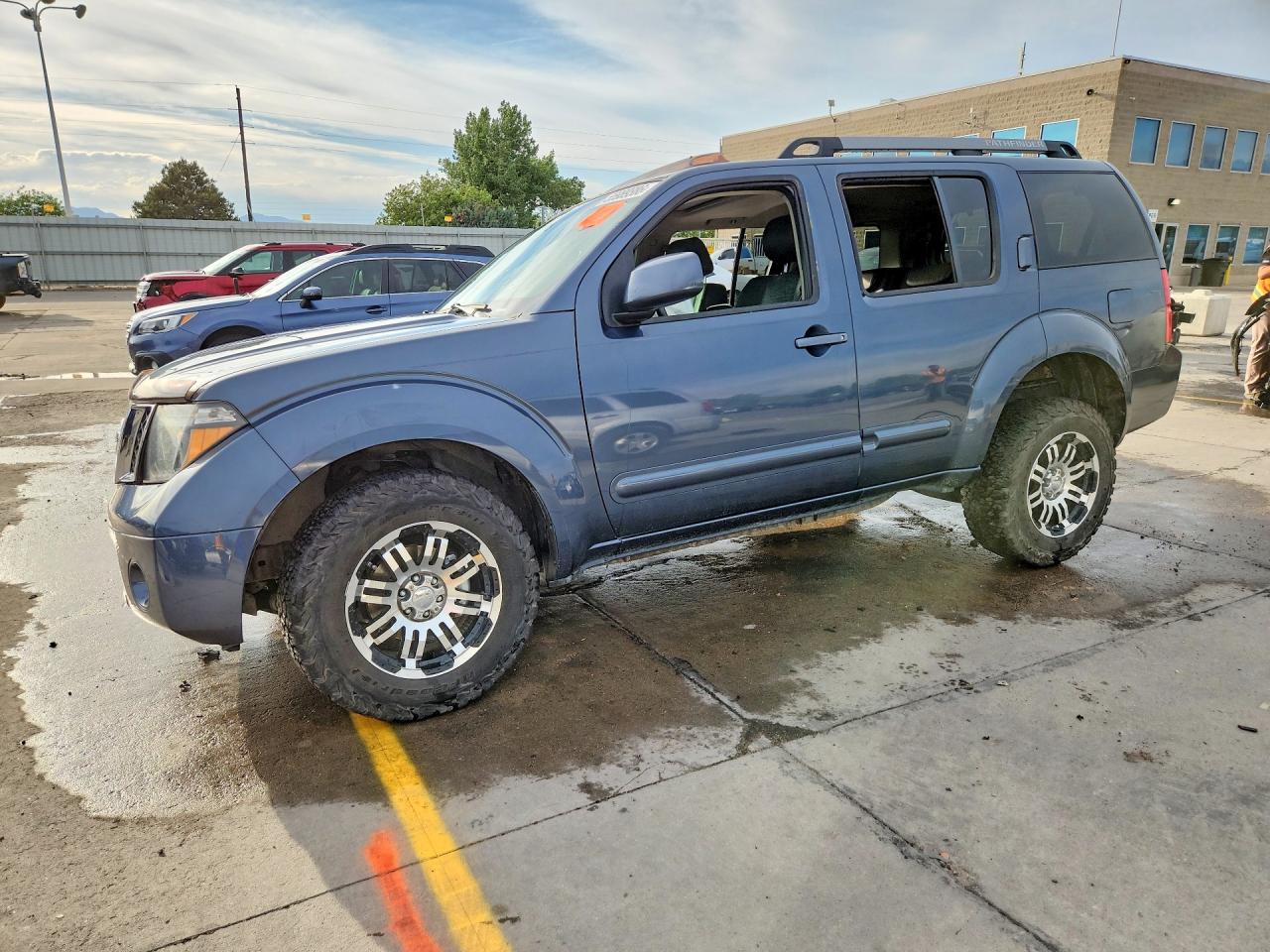 Salvage Nissan Pathfinder Image