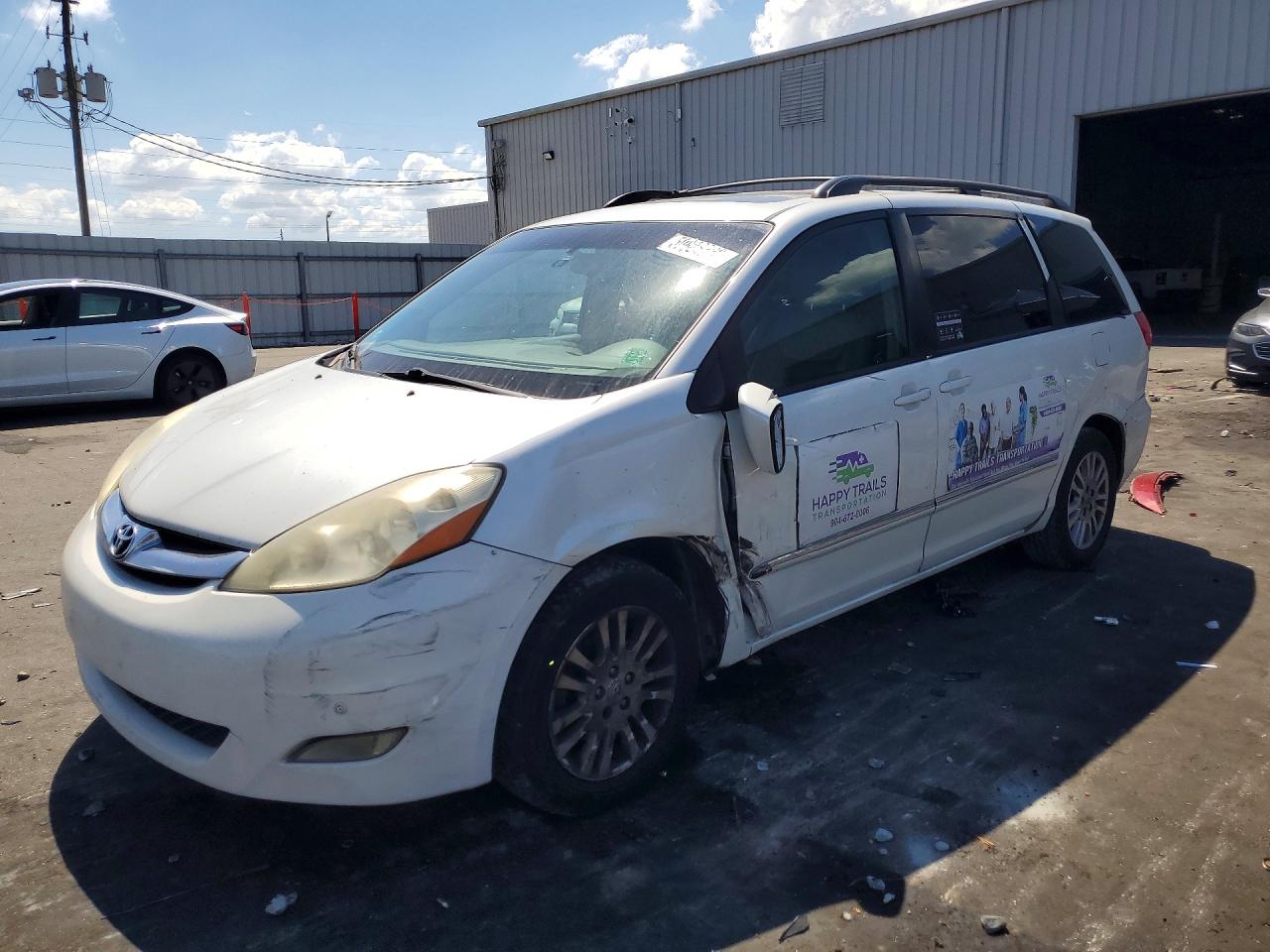 Salvage Toyota Sienna Image