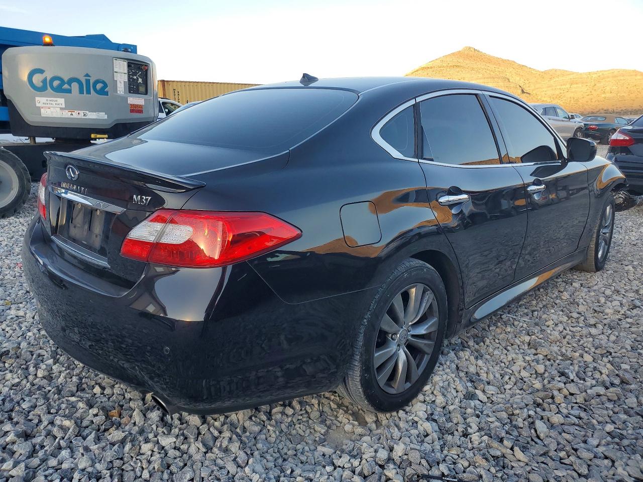 INFINITI M37 Base