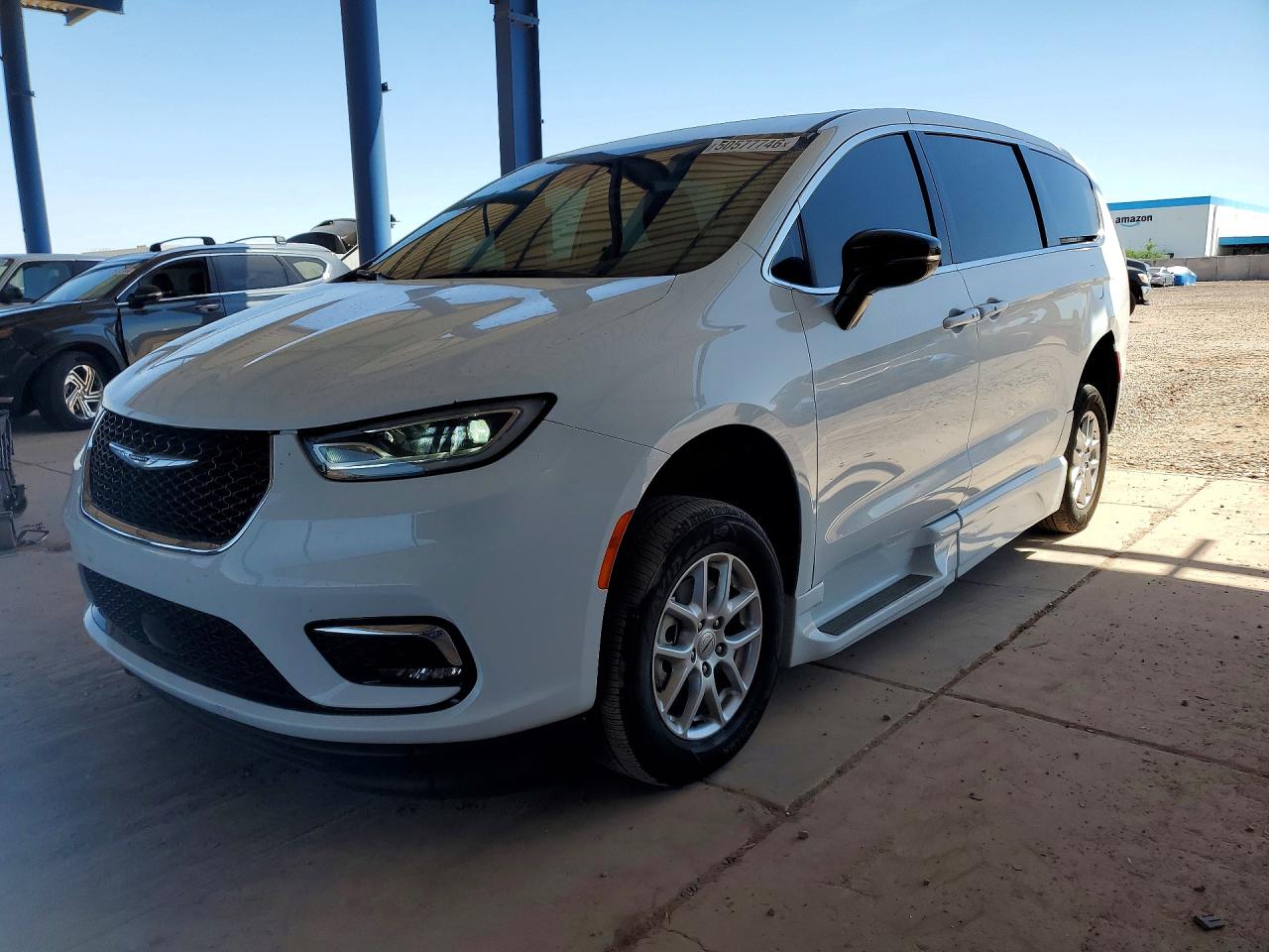 Salvage Chrysler Pacifica Image
