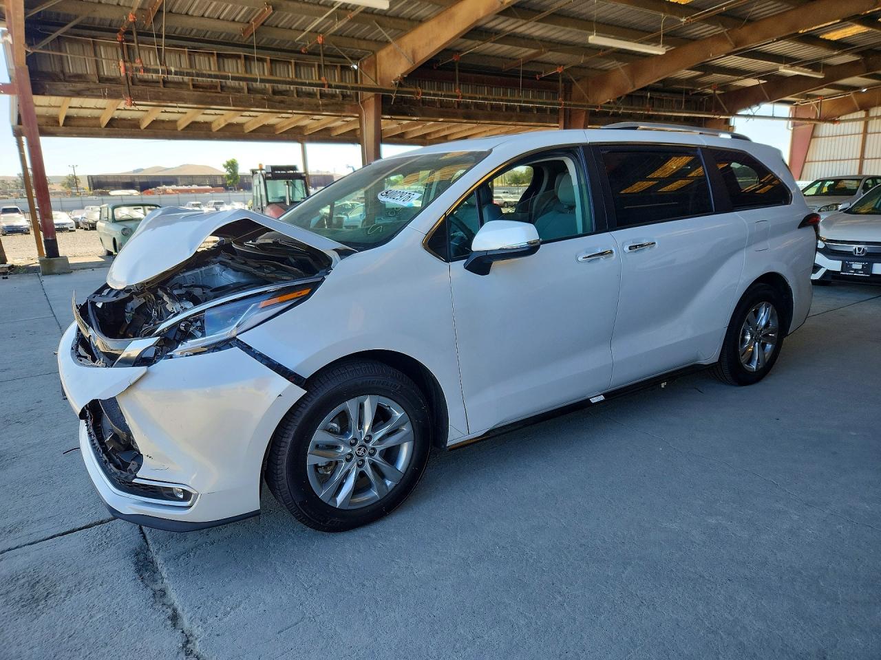 Salvage Toyota Sienna Image