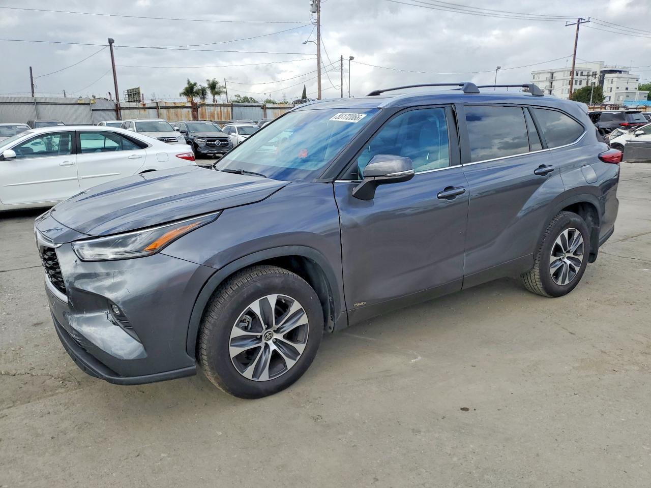 Salvage Toyota Highlander Image