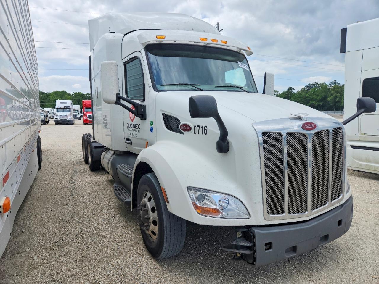 Salvage Peterbilt 579 Image