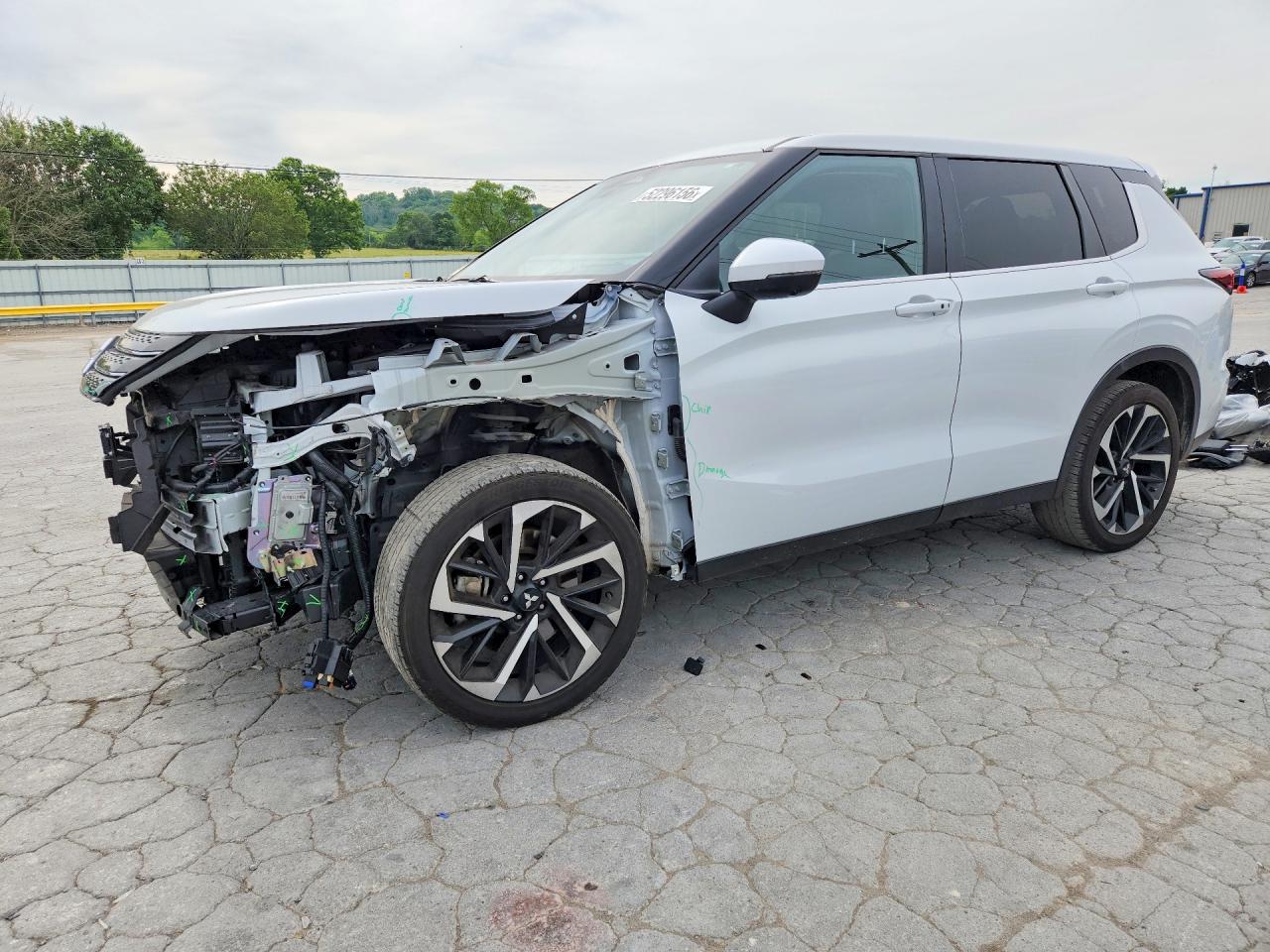 Salvage Mitsubishi Outlander Image